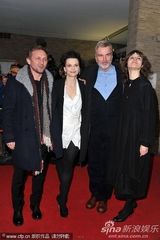 组图：《她们》柏林首映朱丽叶-比诺什热拥搭档