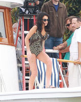 组图：林赛-罗韩豹纹比基尼现身片场