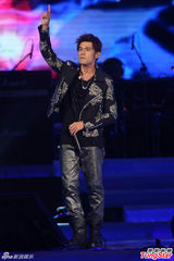 组图：中歌榜众星唱响小巨蛋 王力宏压轴领唱