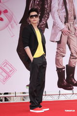 组图：周汤豪长针眼戴墨镜遮丑 公布择偶条件