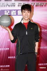 组图：2011香港先生开始报名 司仪吕慧仪亲近男色