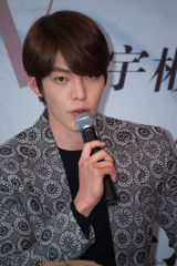 组图：金宇彬上海会粉丝 最想合作成龙章子怡