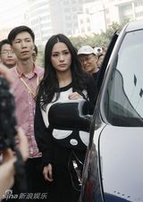 组图：阿娇佛山举办签唱会 千名粉丝挤爆现场