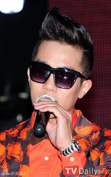 组图：韩组合Mighty Mouth新专辑首唱会战衣抢眼