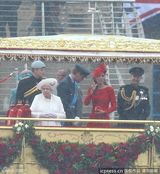 组图：英女王登基60周年游船 凯特王妃鲜艳欲滴