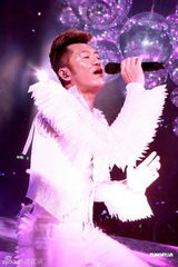 组图：草蜢入行25周年演唱会 三子造型独特求完美