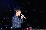 高清组图：玄彬上海开唱 与粉丝合影自拍乐陶陶