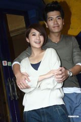 组图：杨丞琳与小鬼戏中饰情侣 重温初恋美好 