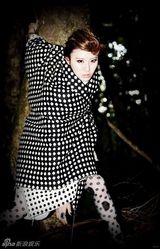 组图：尚雯婕原始森林拍摄写真 波点裤袜大胆出位