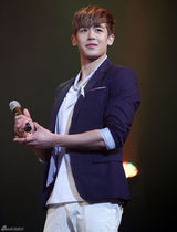 高清组图：韩组合2PM歌迷会互动 帅气秀劲歌热舞