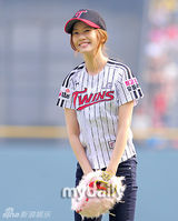 组图：韩国女艺人郑素敏担任棒球比赛开球嘉宾