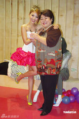 幻灯：卓文萱个唱造型曝光 秀香肩化身摇滚女战士