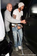 幻灯图集：贝克汉姆拄双拐携儿子外出吃牛排