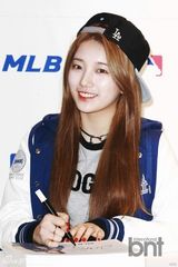 组图：missA运动装出席签名会变身棒球女孩