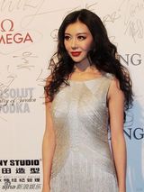 组图：巩新亮受邀出席时尚秀 白色礼服显高雅