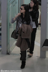 组图：王力宏携娇妻现身机场 低调出行不秀甜蜜