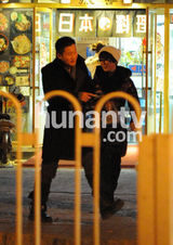 组图：吴京平安夜火速回京陪女友