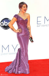 组图：艾美奖红毯 凯莉-奥斯本抚胸献飞吻