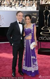 组图：群星闪耀红毯 暮光女拄拐海瑟薇优雅