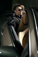 组图：吴秀波光影质感写真曝光 内敛显熟男气质