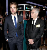 组图：帕丁森着西装现身股票交易所 与柯南伯格合影