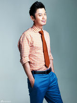 组图：芦芳生拍儒雅精英写真  眼神深邃显睿智