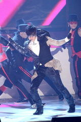 幻灯图：庾澄庆张小燕带队PK 众多红星献艺除夕节目