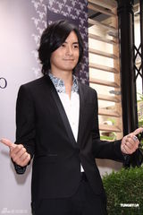 组图：郑元畅陈妍希因戏结缘 投资餐厅当老板