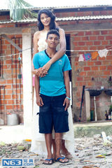 组图：1米6男子向2米高妹求婚 两人一吻定情