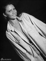 幻灯图集：维多利亚18岁清纯写真 胸部只有A罩杯