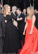 组图：安妮斯顿红裙大气 和男友贾斯汀秀恩爱