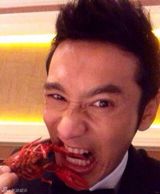 组图：黄晓明获封金鸡影帝 吃小龙虾搞怪庆祝