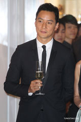 组图：杨紫琼回归时尚显高贵 吴彦祖黑色西装剪彩