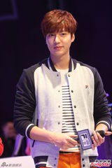 组图：李敏镐休闲装帅气亮相 长腿偶吧笑容迷人