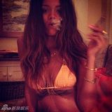 组图：蕾哈娜自拍性感吸烟照 烟雾缭绕扯内裤