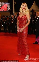 高清图：《注脚》首映 《花花公子》女模透视装撩人