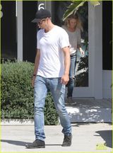 组图：《真爱如血》斯卡斯加德白衣牛仔型男风