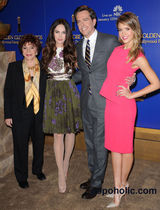 组图：梅根亮相金球奖提名会 阿尔芭桃红连衣裙抢眼