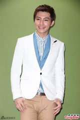 组图：炎亚纶亮相粉丝见面会 衣着帅气抢镜