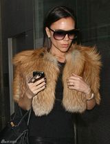 高清：维多利亚现身火车站 皮草披肩贵气逼人