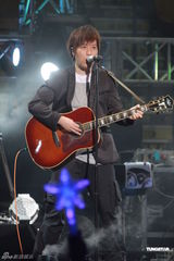 组图：五月天红馆火爆开唱 与歌迷High翻全场