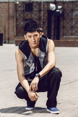 组图：刘芮麟劲酷写真秀裸肌展阳光魅力