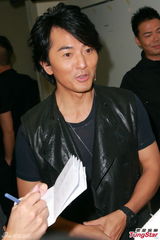 组图：郑伊健陈小春《无敌奖门人》录影玩游戏