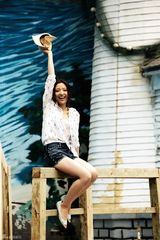 组图：潘辰海洋馆甜美写真 与海豚亲密接触俏皮