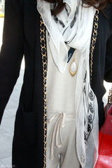 组图：贾青街拍LOOK 针织开衫搭配连体裤