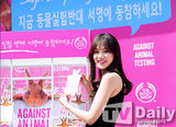 组图：尹胜雅参加反对动物实验签名活动吻爱犬