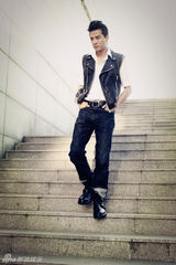 组图：陈晓东雅痞风街拍 马甲搭短靴帅气