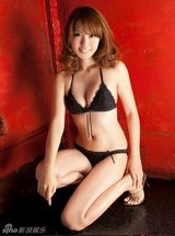 组图：日本杂志女星山本梓湿身内衣写真曝光