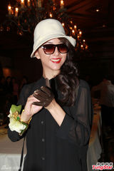 组图：黄小蕾红唇透视装亮相复古魅惑