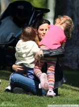 幻灯：詹妮弗-加纳携女儿野餐 紧搂小宝贝母爱洋溢